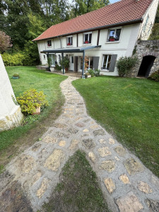 Photo de galerie - Chantier Presles,réalisation allee avec pierres naturelle.