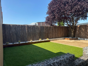 Photo de galerie - Création d une terrasse, pose de bruyère et de gazon rouleau 
