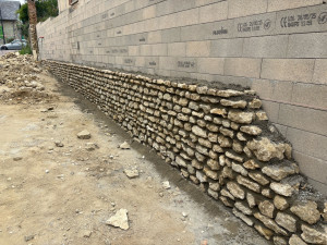 Photo de galerie - Mur soutainement terre en bloc à bancher et habillage en pierre 