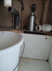 Photo de galerie - Débouchage et remise en service d’une évacuation sous évier.
Démontage du bouchon de visite, extraction d’un gros bouchon dans la canalisation, nettoyage et vérification de l’écoulement. Client satisfait.