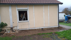 Photo de galerie - Ouverture de porte de cuisine, décapage du sol, réalisation de coffrage, ferraillage et coulage de béton pour terrasse.