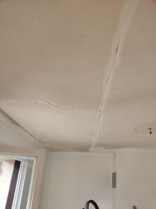 Photo de galerie - Reprise fissures plafond en enduit fibre resiner 