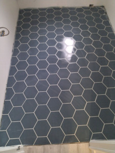 Photo de galerie - Carrelage hexagonale au sol d'une salle de bain 