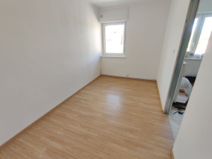Photo de galerie - Réalisation d'un enduit sur les murs + peinture blanche sur les murs et le plafond + pose d'un parquet flottant et pose des plinthes sur le pourtour de la pièce.