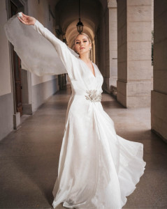 Photo de galerie - Robe de mariée en soie orné d’un corail brodé 