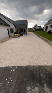 Photo de galerie - Réalisation d’une allée avec un cailloux de finition 