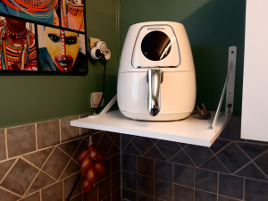Photo de galerie - Fixation mural de supports inversés pour étagère de cuisine.