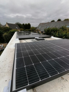 Photo de galerie - Pose de panneaux solaire avec onduleur et batteries pour alimentation autonome 220v
