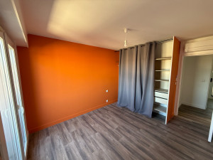 Photo de galerie - Application de deux couches d’enduit Impressions sur l’ensemble de la pièce, suivie de la mise en peinture complète. Finition soignée et rendu propre et uniforme.