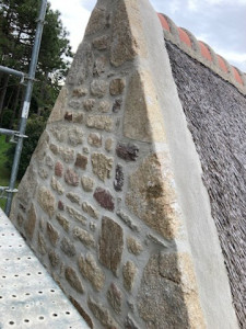 Photo de galerie - Restauration des solins et jointoiement des pierres chevronnières, suite à des infiltrations d'eau de pluie