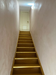 Photo de galerie - Réalisation d’un Tadelakt à la chaux dans une montée d’escalier