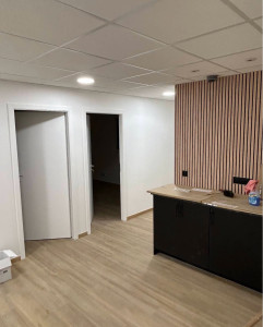 Photo de galerie - Trois bureaux, un coin cuisine, des toilettes et une salle de bains ont été ajoutés à un entrepôt.