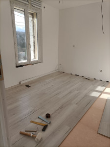 Photo de galerie - Pose de parquet flottant, mise en place des plinthes 