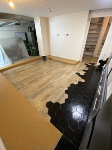 Photo de galerie - Pose carrelage hexagonal et effet parquet 