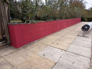 Photo de galerie - Peinture mur extérieur (pas encore sec, d'où les tâches)