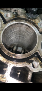 Photo de galerie - Honage du bloc moteur avant remontage des pistons avec segments neufs 