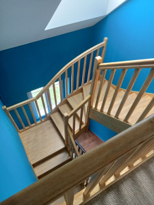 Photo de galerie - Rénovation d une cage escalier. 
enduit ponçage mise en peinture plafond et murs et vitrificateur pour l escalier 