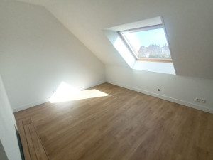 Photo de galerie - Peinture totale de la chambre et pose de lames vinyle imitation parquet.