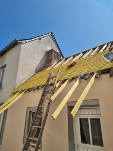 Photo de galerie - Fin du redressement de la toiture et du latage 