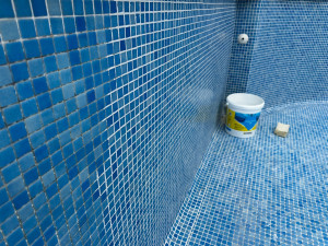 Photo de galerie - Rénovation joint de carrelage piscine