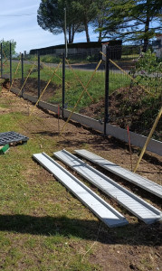 Photo de galerie - Clôture rigide avec soubassement béton. Terrain avec un fort dénivelé. 