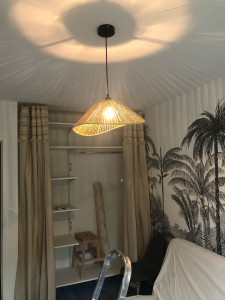 Photo de galerie - Petits travaux sur un changement d ambiance dans cette chambre peinture tapisserie et installation d une étagère 