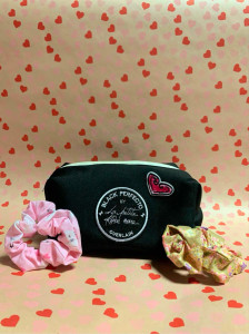 Photo de galerie - Trousse et chouchou faits main! 