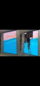 Photo de galerie - Installation vitrine publicitaire 
