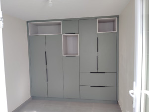 Photo de galerie - Pose d'une bibliotheque