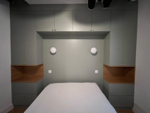 Photo de galerie - Placard sur mesure en tête de lit 