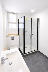 Photo de galerie - Rénovation d'une salle d'eau à Bidart. Pose de carrelage au sol et faïence métro dans la douche. Reprise des réseaux, pose de receveur, porte de douche noir et installation d'un meuble vasque.
Remplacement complet du placo à la suite d'un dégât des eaux.