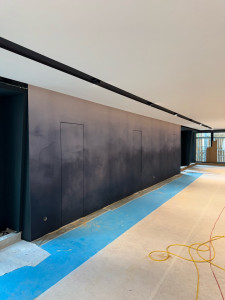 Photo de galerie - Pose d’un revêtement mural type papier peint 