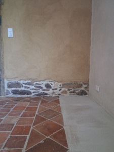 Photo de galerie - Pose de tomette sur chape, mortier de chaux, joint, enduit de finition terre et joint sur pierre.