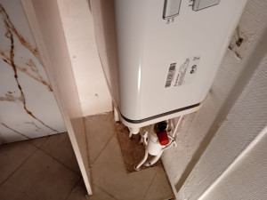 Photo de galerie - Remplacement d un chauffe-eau par un
 chauffe-eau de dernière génération et intégration à un dressing.
