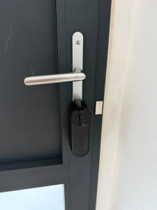 Photo de galerie - Pose d'une serrure connectée sur une porte d'entrée à Vannes