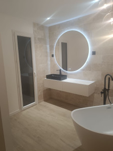 Photo de galerie - Rénovation d'une salle de bain.
Installation d'un meuble vasque et miroir 