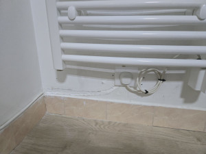 Photo de galerie - Encastrement de l'alimentation d’un sèche serviette.