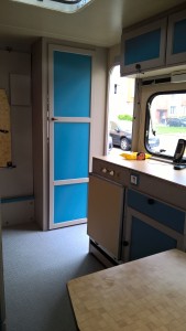Photo de galerie - Refection complète intérieure d'une caravane.
peinture des meubles et pose d'un nouveau sol