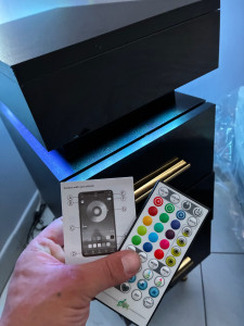 Photo de galerie -  Chevet connecter 3 tiroirs  en bas + un tiroir caché  à l intérieur montage de kit 3 USB + 220v plus laid à poser connexion téléphone couleur changement d’envie ce suivant musique ou filme.  Connecter aussi sur l interrupteur  murale de la maison. 