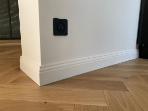 Photo de galerie - Parquet massif à baton rompu coller et pose plinthes moulurée 