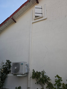 Photo de galerie - Installation d’une climatisation murale avec passage des liaisons et finitions soignées. Mise en service et contrôle du bon fonctionnement de l’installation.
