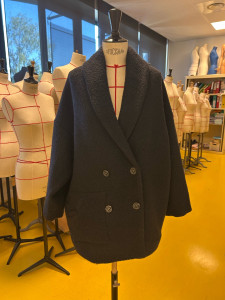 Photo de galerie - Veste en lainage avec col châle 