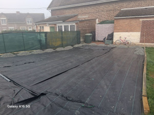 Photo de galerie - Pose de papier et cailloux 