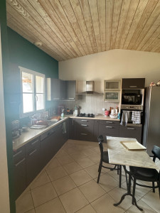 Photo de galerie - Cuisine vert sapin et blanc 