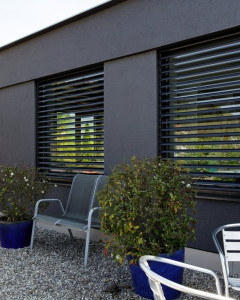 Photo de galerie - Fourniture et pose suite à panne de l'existant, stores à lamelles Griesser haut de gamme et configuration domotique à la maison ( KNX )