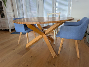 Photo de galerie - Fabrication et pose d'un plateau de table circulaire en chene massif vitrifié ciré 