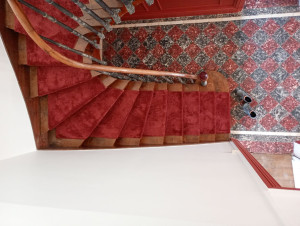 Photo de galerie - Pose de moquette sur marche d'escalier 