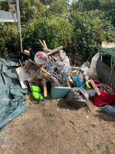 Photo de galerie - Nettoyage complet du terrain avec ramassage et regroupement des déchets après intervention.