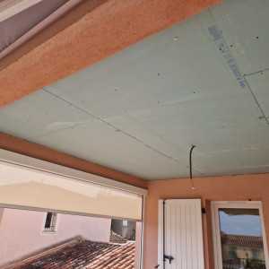Photo de galerie - Plafond extérieur pose placo et isolation