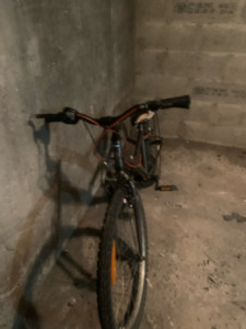 Photo de galerie - Réparation d’un vélo changement de chambre à air et guidon 